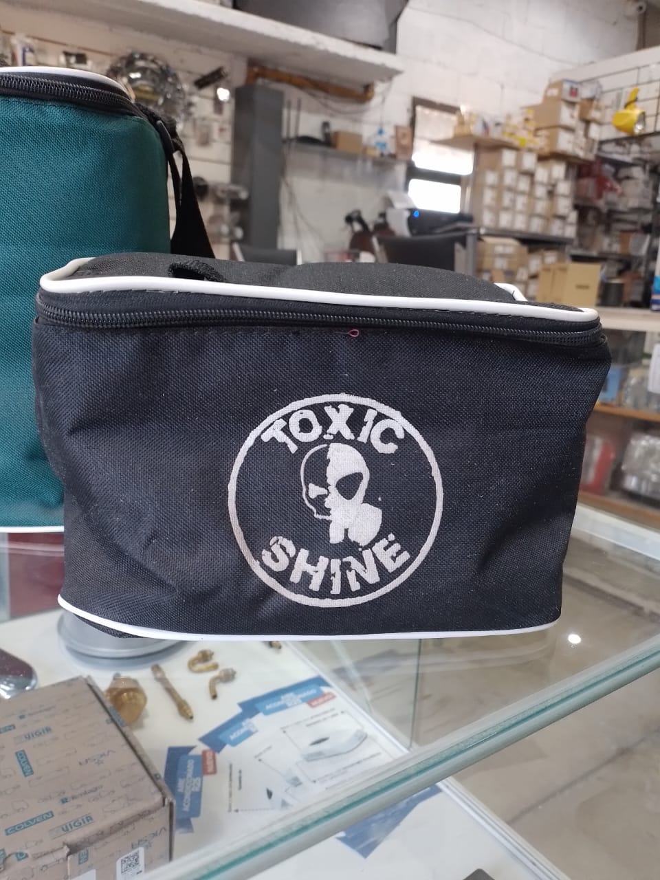 32060633-9a9a-434a-ac68-b7c8bf769663 BOLSO DE MANO - TOXIC SHINE / NEGRO - Imagen 1