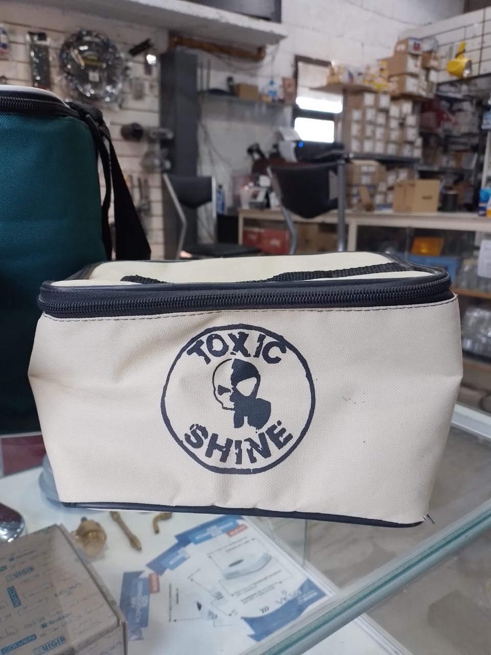 6a246487-89e4-493c-afc0-e391f3e40aa5 BOLSO DE MANO - TOXIC SHINE / AMARILLO - Imagen 1